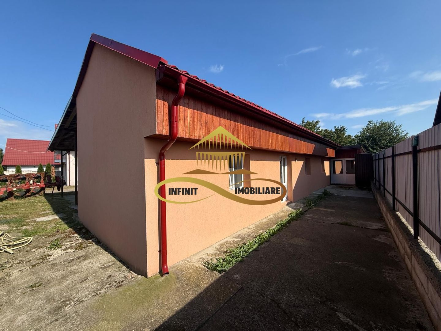 Casa de vanzare in Bacau Saucesti cu potential comercial - Featured Image 1