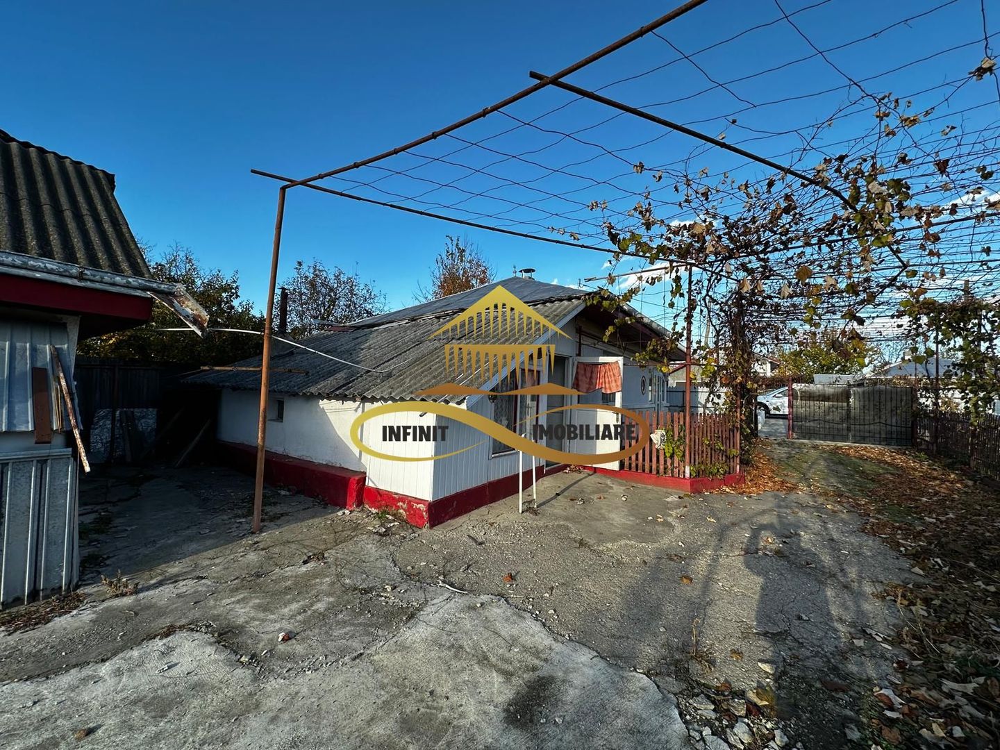 Casa batraneasca din caramida de vanzare si 4500 mp teren Negri Bacau – Gallery Image 9 Casa batraneasca din caramida de vanzare si 4500 mp teren Negri Bacau - Gallery Image 9